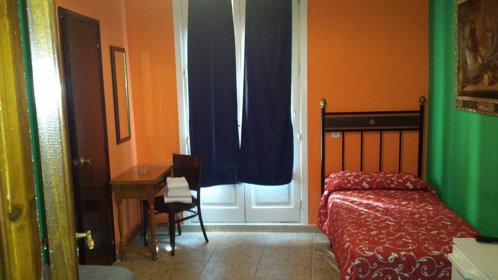 Hostal Rico Madrid Luaran gambar