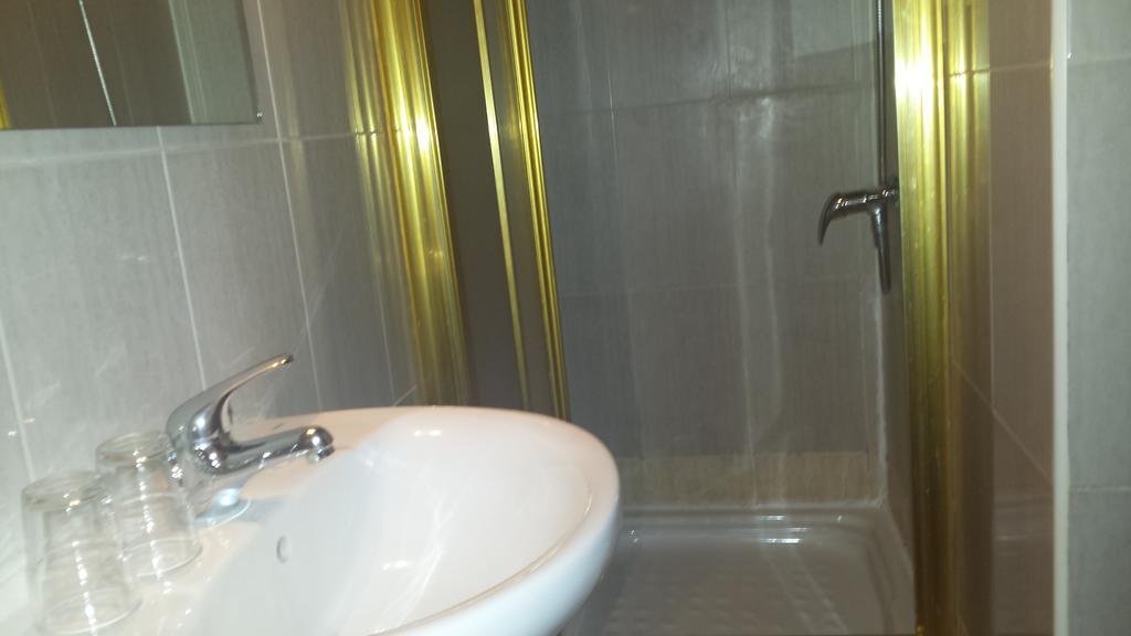 Hostal Rico Madrid Luaran gambar